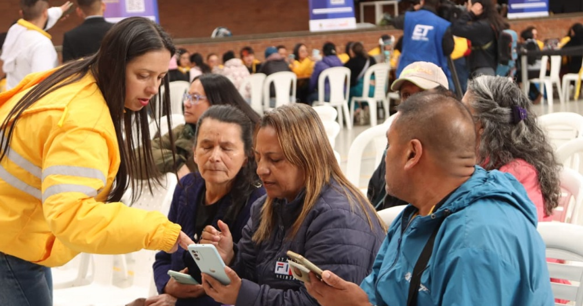 Imagen de una funcionaria de Integración Social atendiendo a personas 