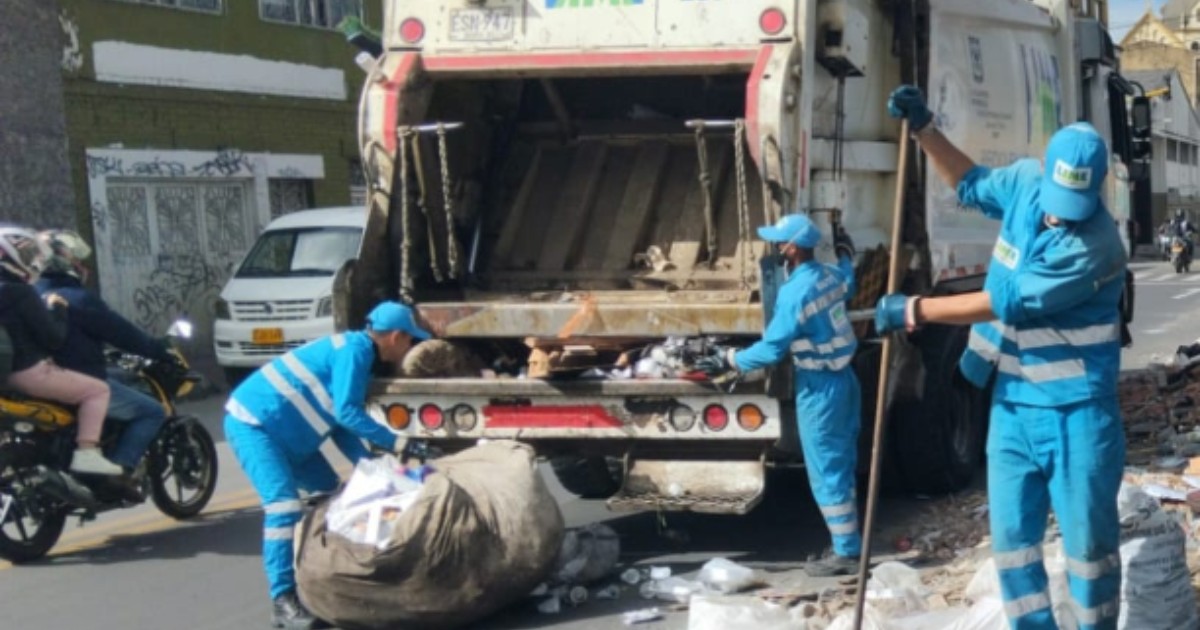 Foto que muestra personas recolectano basuras en las calles