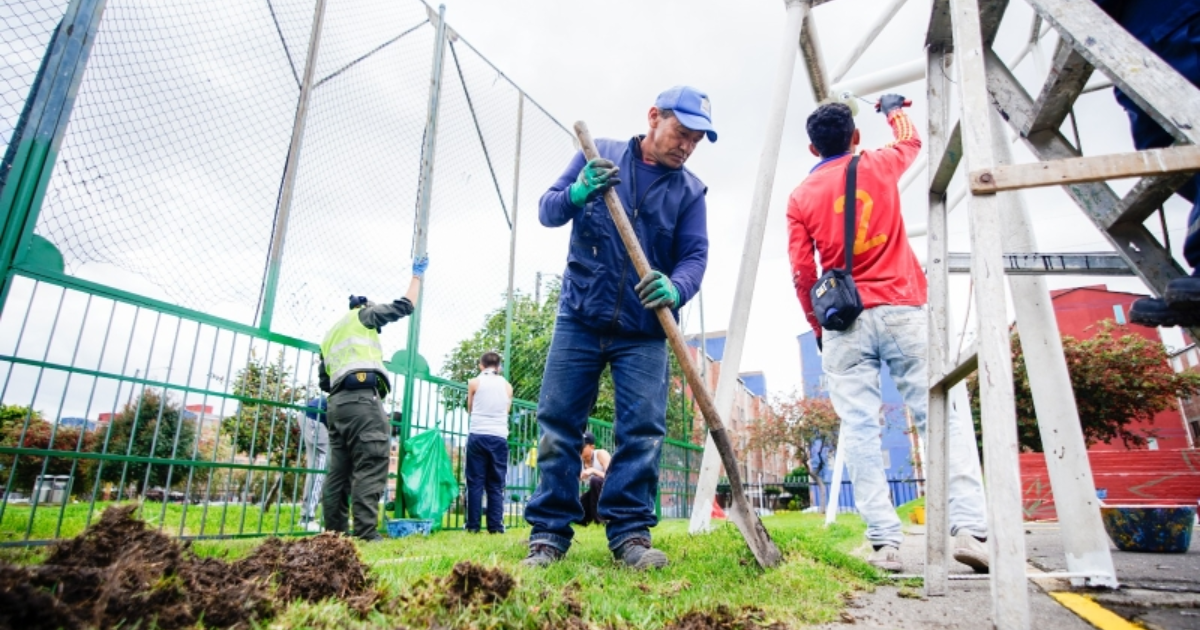 Imagen de personas adecuando un parque de Bogotá