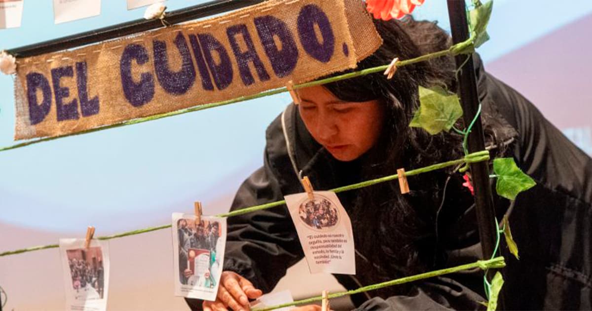 En la foto una mujer en un taller de las Manzanas del Cuidado