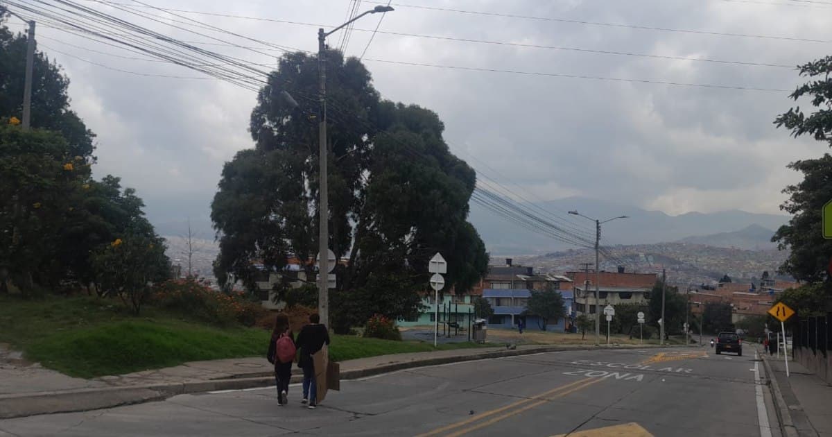 Foto de una vía de la localidad de Ciudad Bolívar en Bogotá