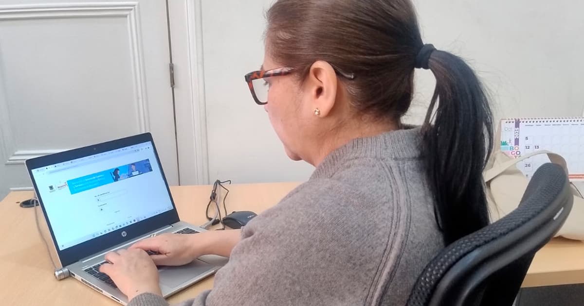 Una mujer descargando el certificado de residencia 