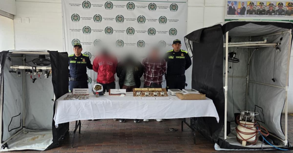 En la foto los capturados con la policía