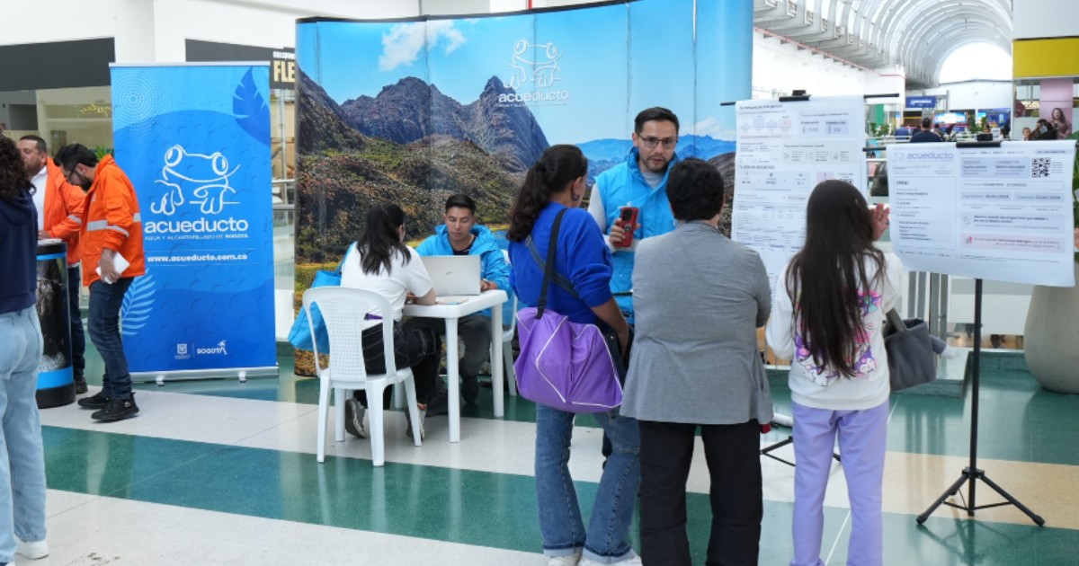 Foto que muestra personas hablando