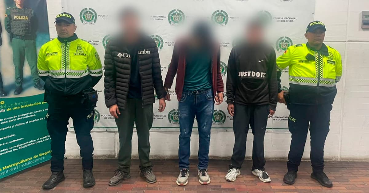 En la foto los tres detenidos por atentar contra dos personas en un bar al sur de Bogotá