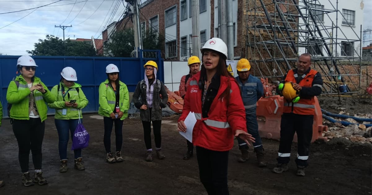 En la foto unas personas capacitando sobre la prevención del acoso callejero en frentes de obra