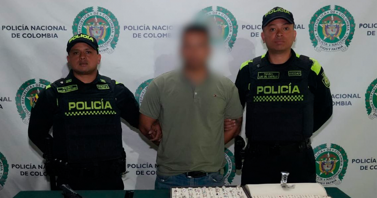 En la foto el capturado que tenía un brazalete del Inpec
