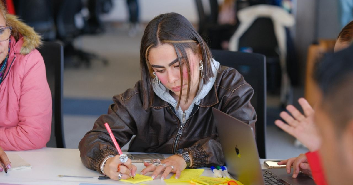 Imagen de una mujer en uno de los talleres de Ciclos Deliberativos