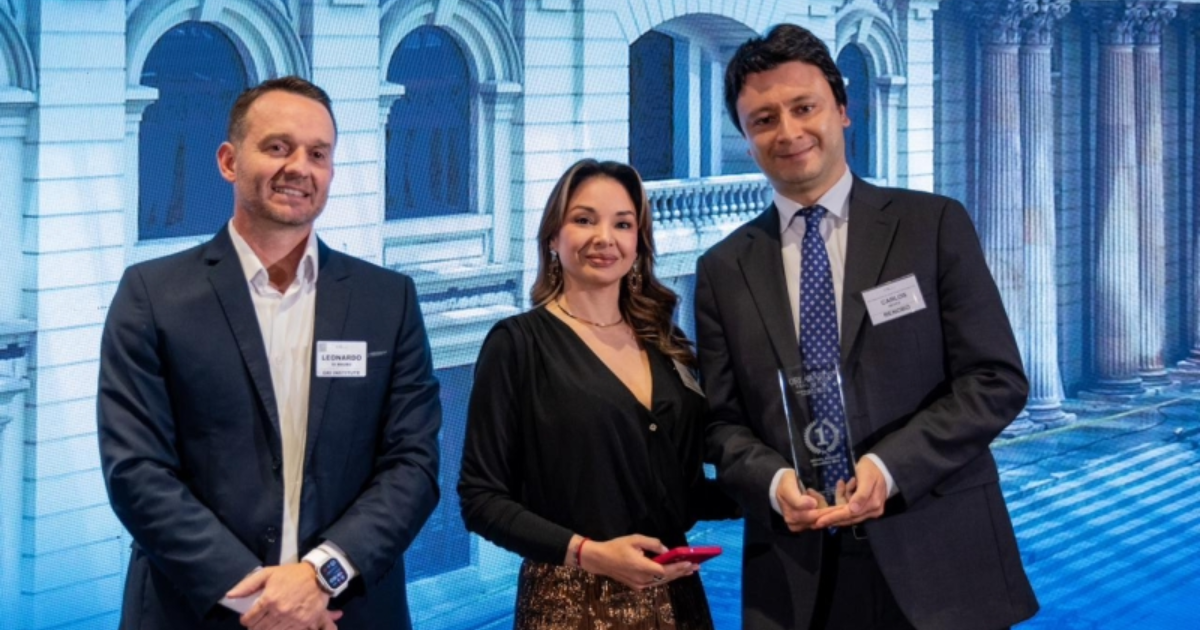 Imagen de tres personas con el galardón posando para la foto