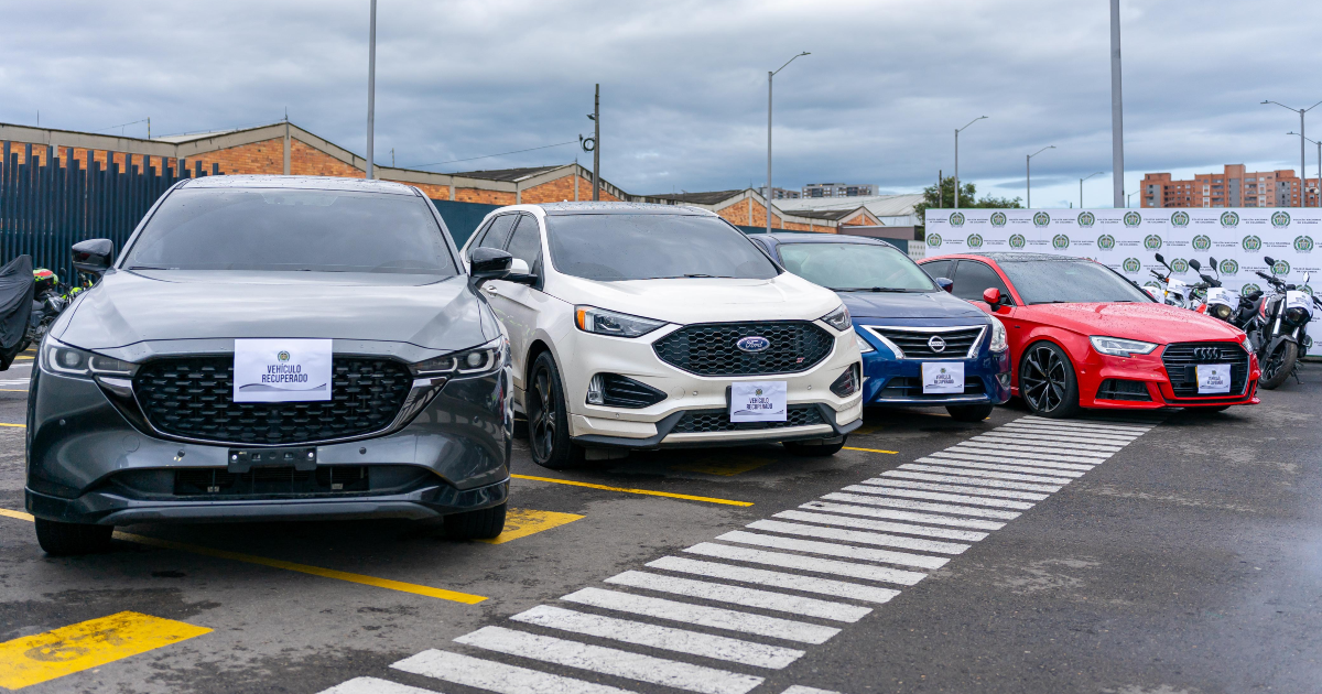 Imagen de varios vehículos recuperados por la Policía Metropolitana de Bogotá.