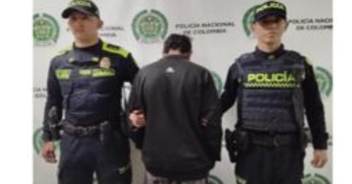 Policía Nacional con un menor capturado 