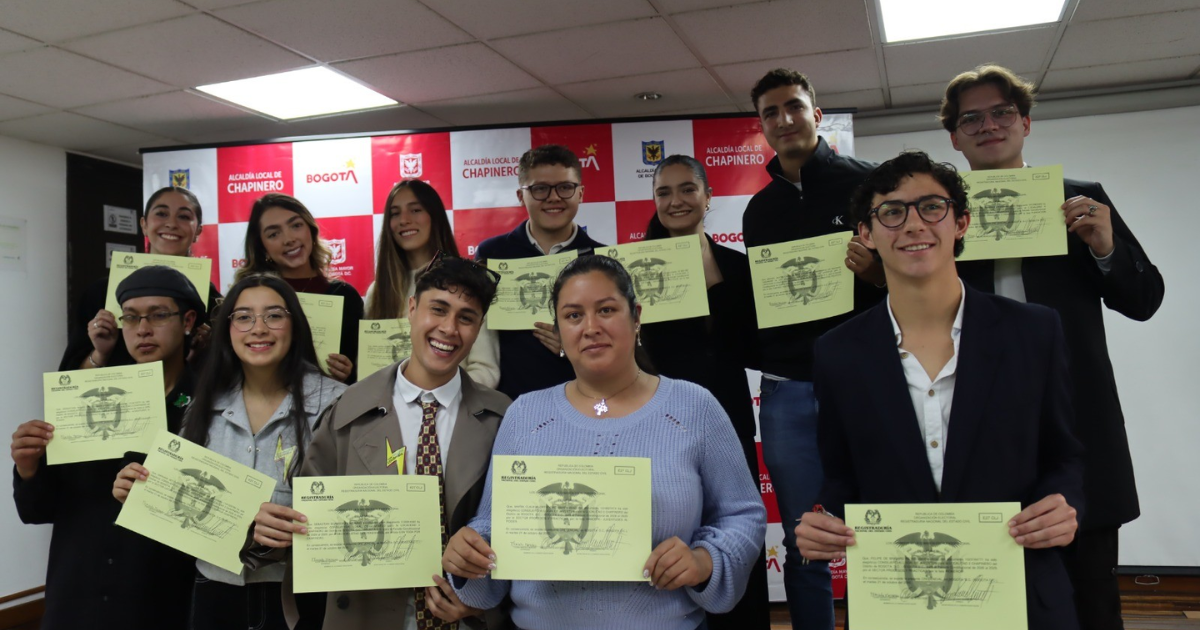 Foto de unos jovenes acreditados en el nuevo Consejo Local de Juventud.