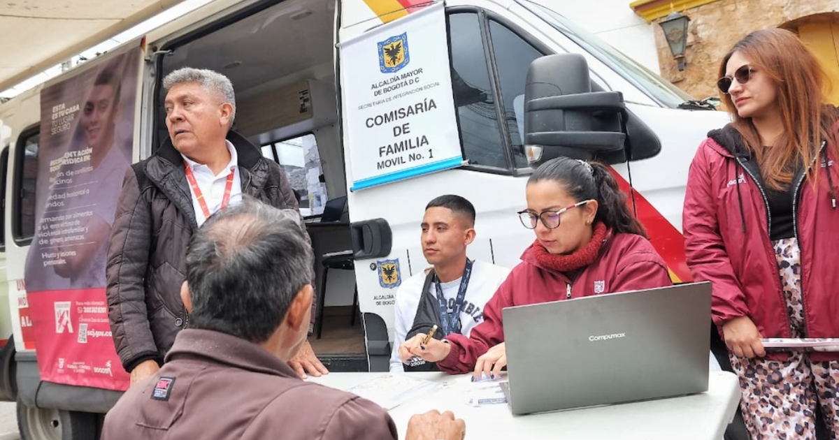 Imagen de funcionarios en una comisaría móvil atendiendo a una persona