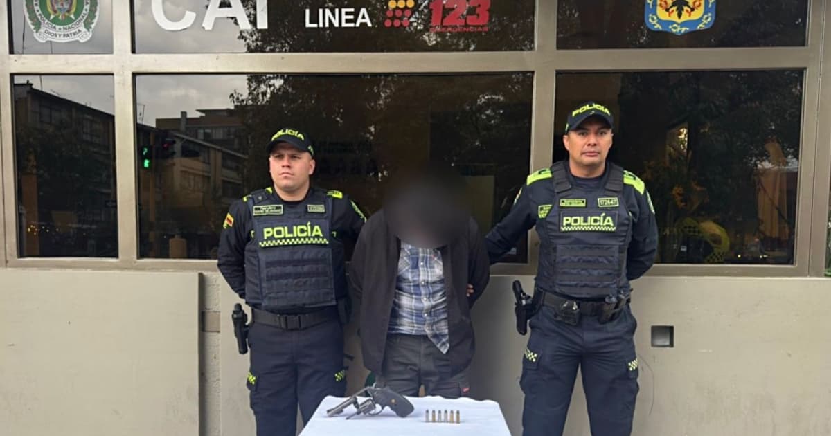 En la foto la captura este hombre escapar con un revólver en Bogotá
