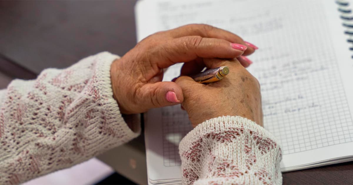 Una foto de dos manos de una mujer 
