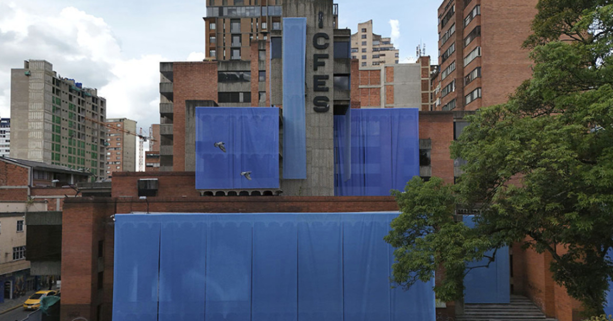 Imagen de las tres fachadas del edificio del ICFES donde se aprecia la isntalación