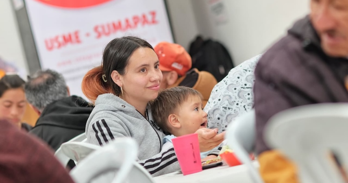 Imagen de una madre con su bebé en un comedor comunitario