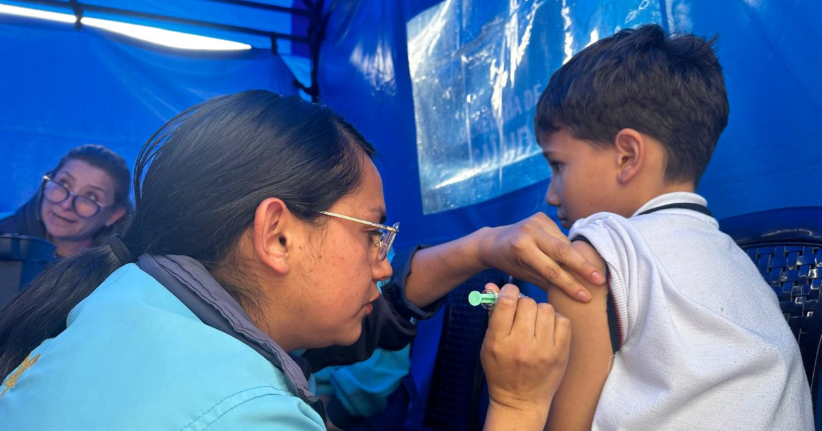 Imagen de un niño recibiendo la vacuna