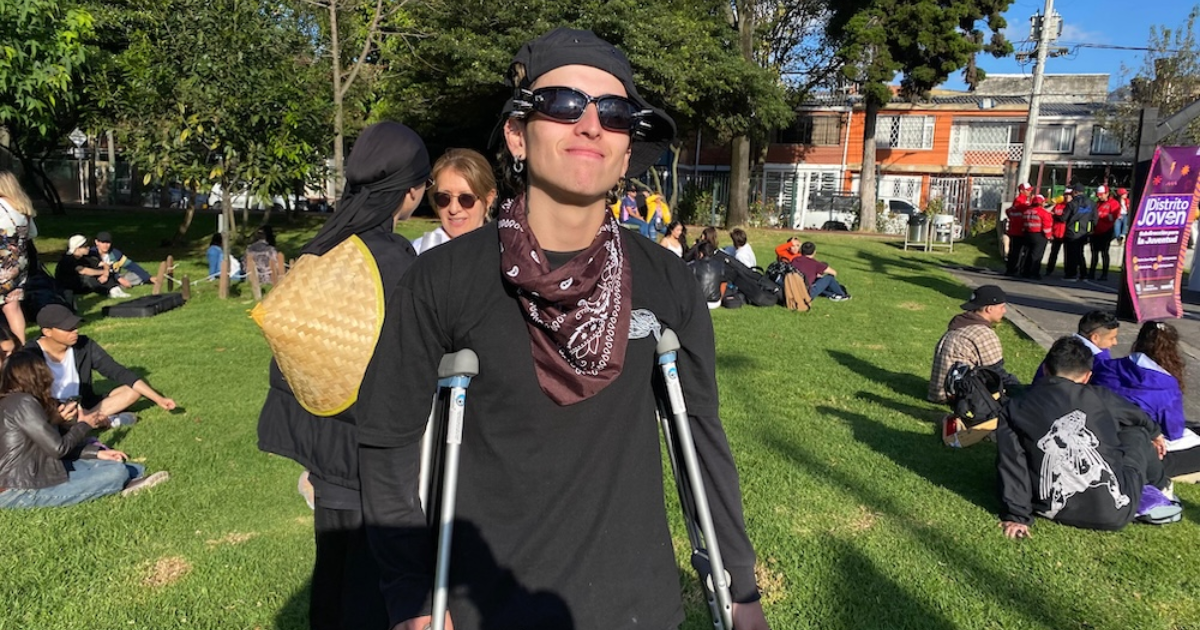 Imagen de un joven con muletas