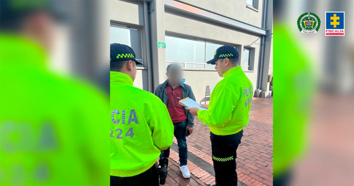 En la foto dos policías con el hombre capturado y señalado de maltrato y abuso sexual a animales de compañía.