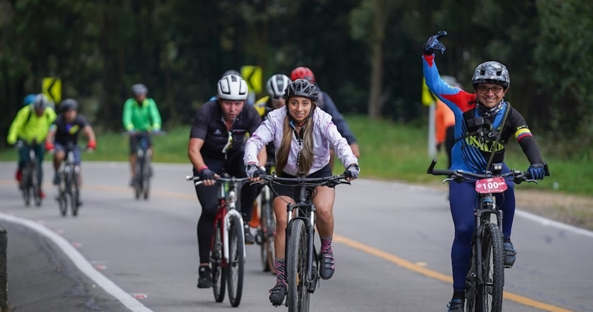 Imagen de deportistas en travesía MTB