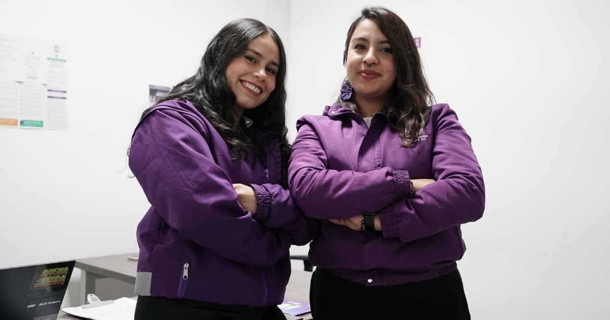 En la foto dos mujeres de la Secretaría de la Mujer