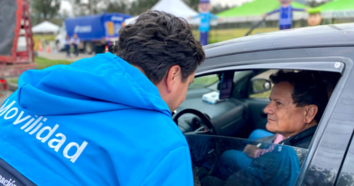 Imagen de funcionario de la Gobernación con un conductor