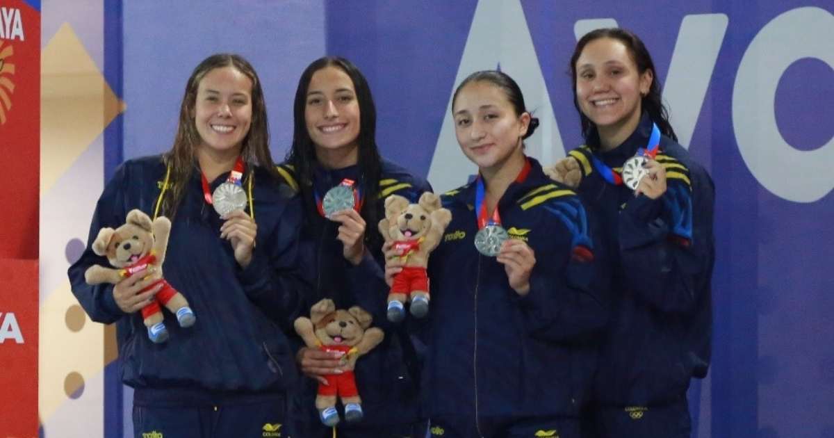 Imagen de deportistas del Equipo Bogotá con sus medallas