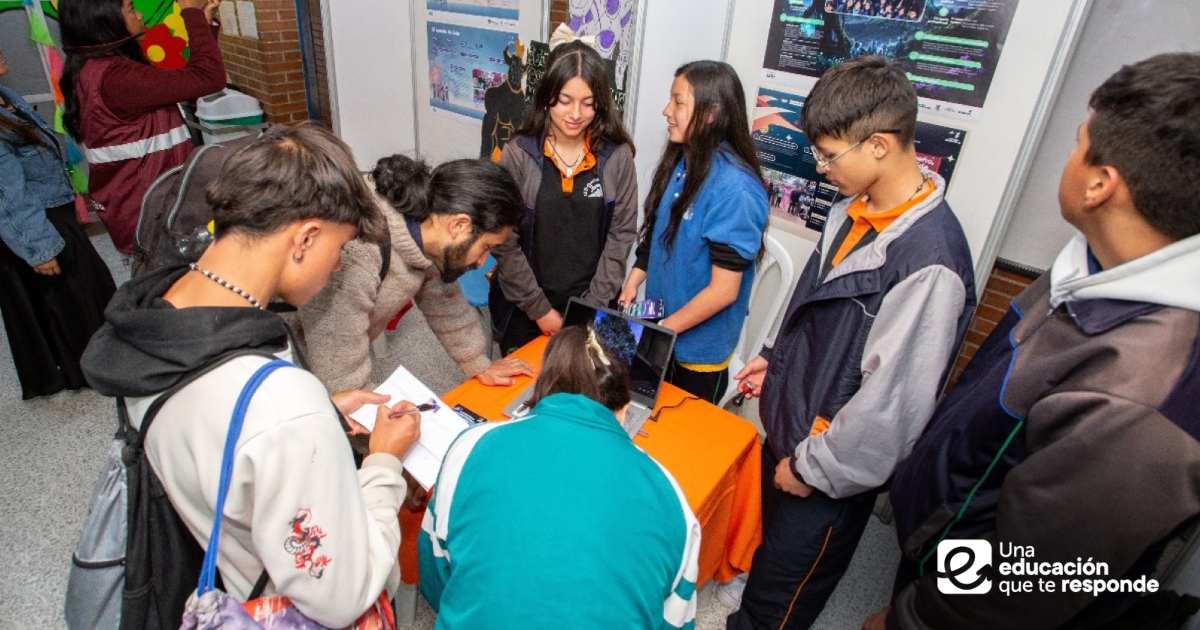Foto que muestra estudiantes hablando