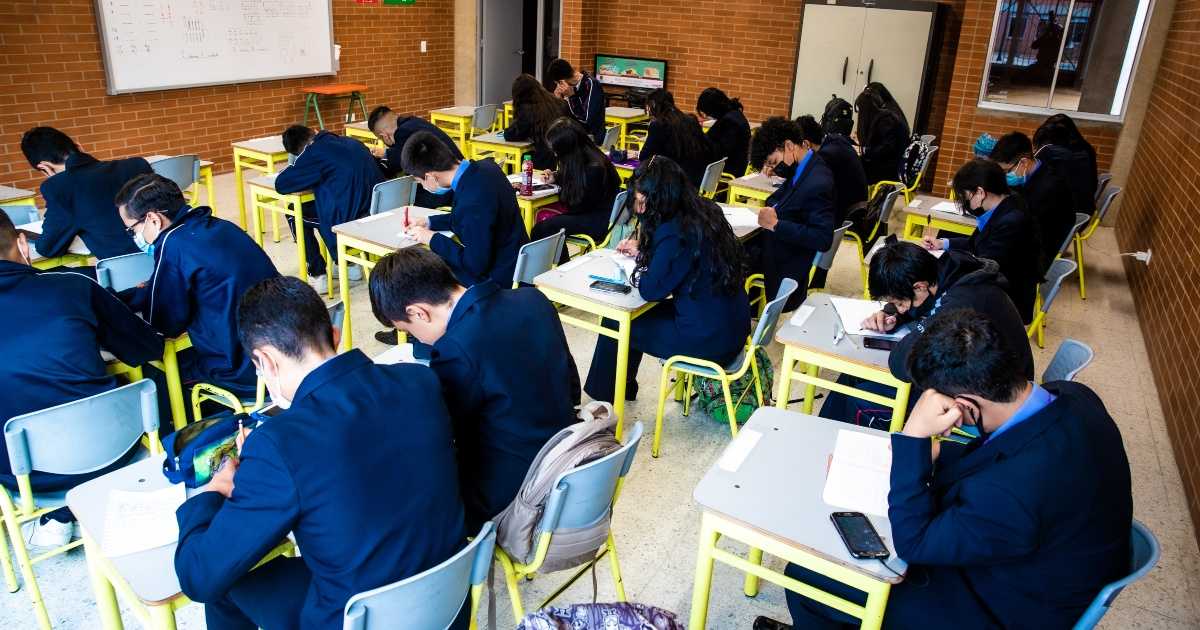 Foto que muestra estudiantes escribiendo 