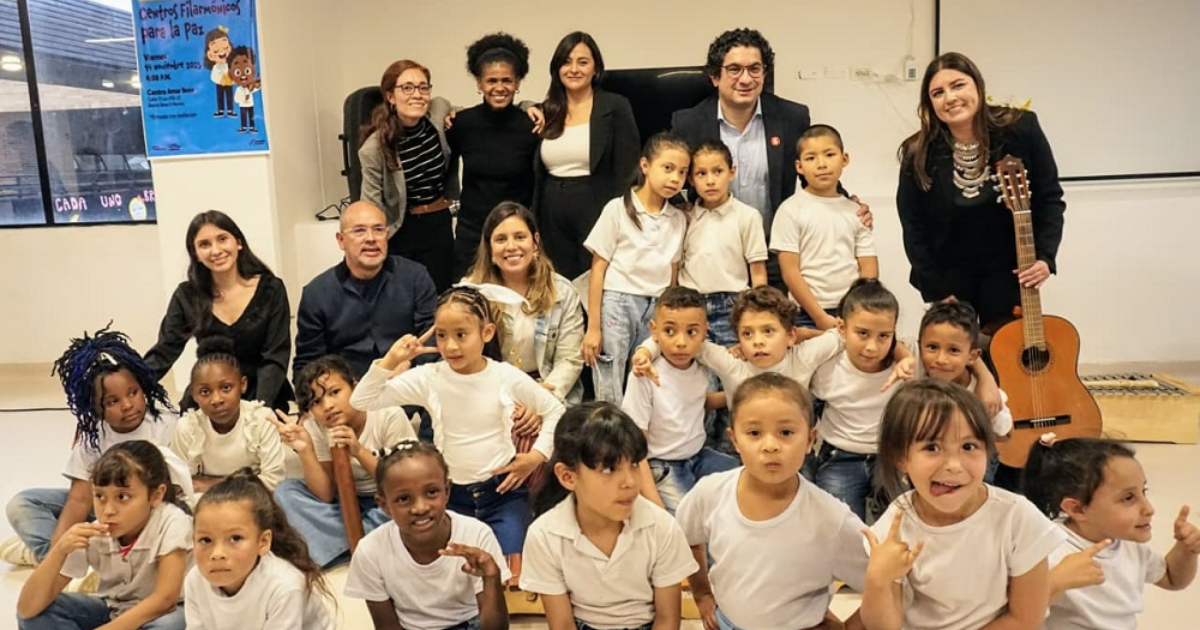 Imagen de varios niños y niñas con el secretario de Integración Social