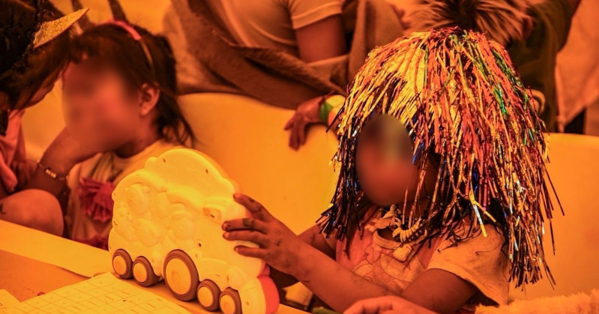 Imagen de dos niños embera jugando 