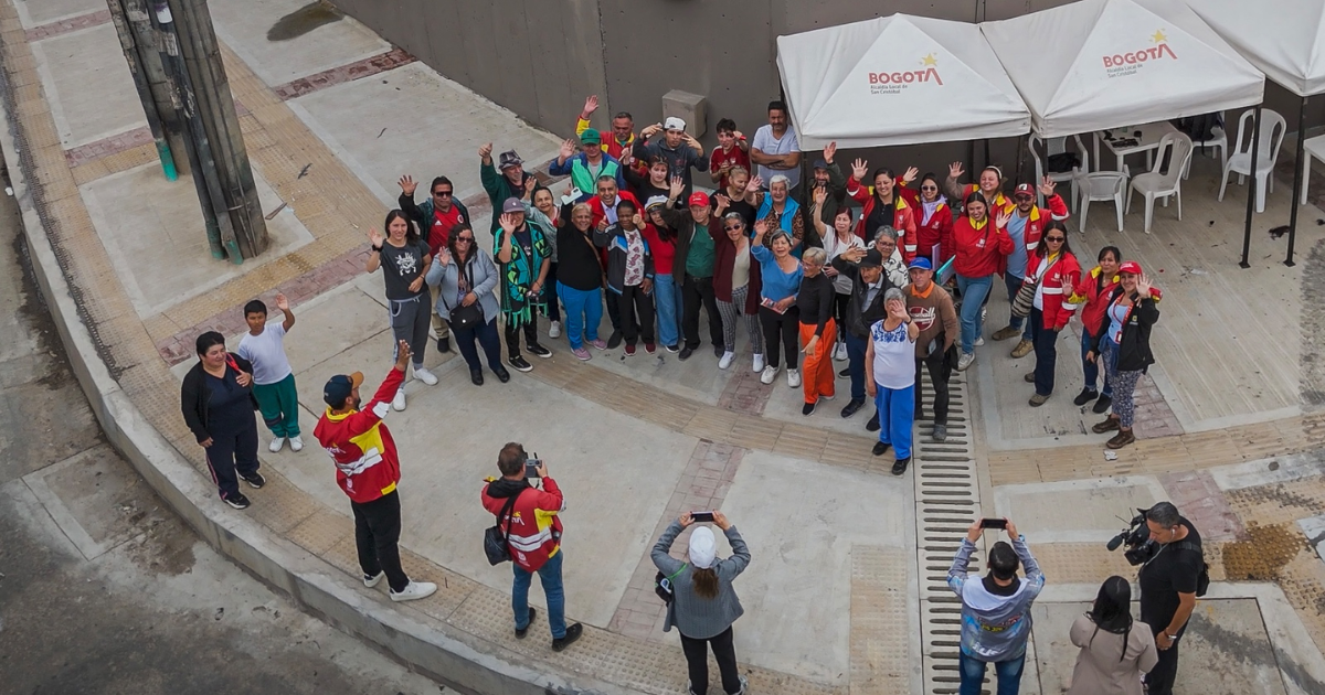 Foto de un grupo de ciudadanos y funcionarios en la entrega de una obra. 