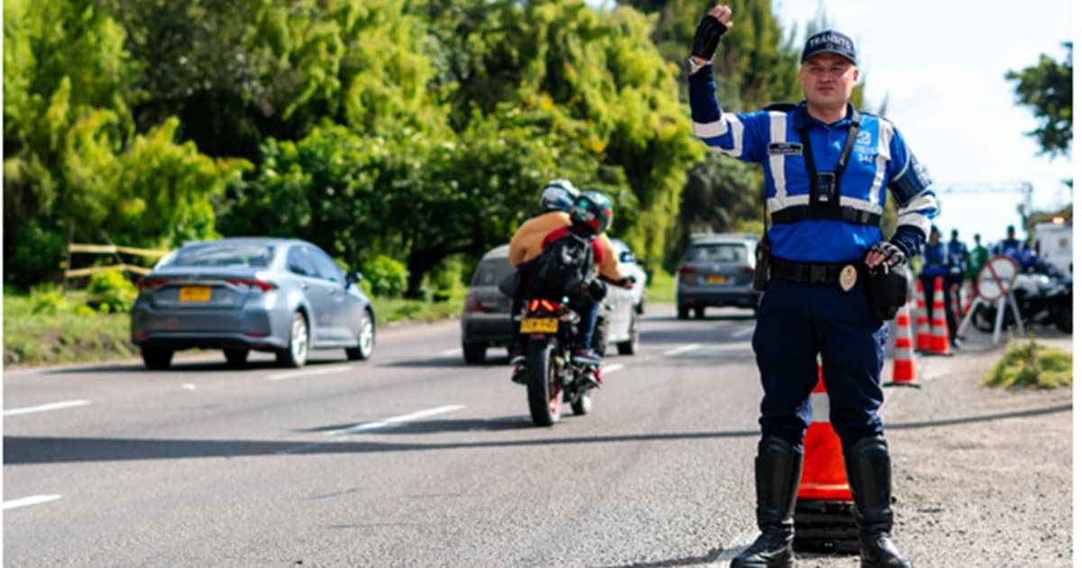 Agente regulando el tránsito en una vía principal de Bogotá