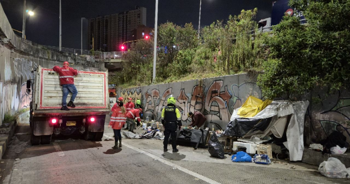 Foto de funcionarios del Distrito en operativo de limpieza