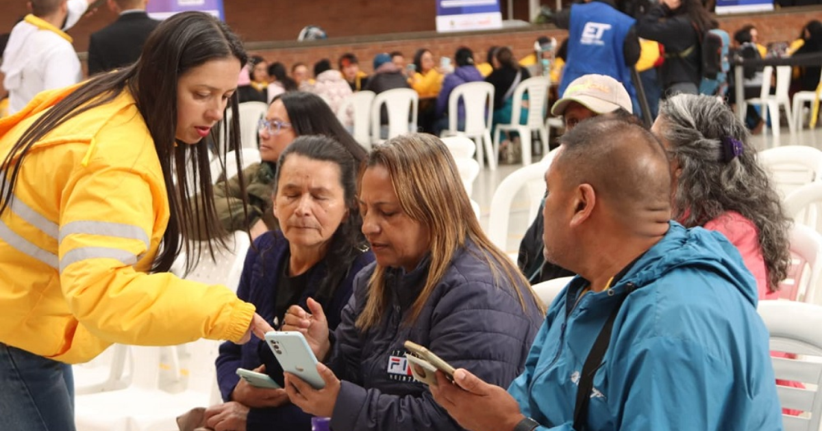 Imagen de una funcionaria de Integración Social atendiendo a diferentes personas