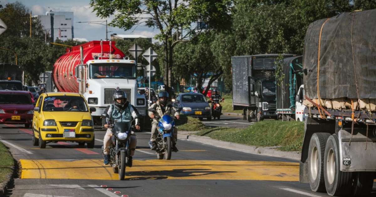 Foto que muestra carros andando por las calles