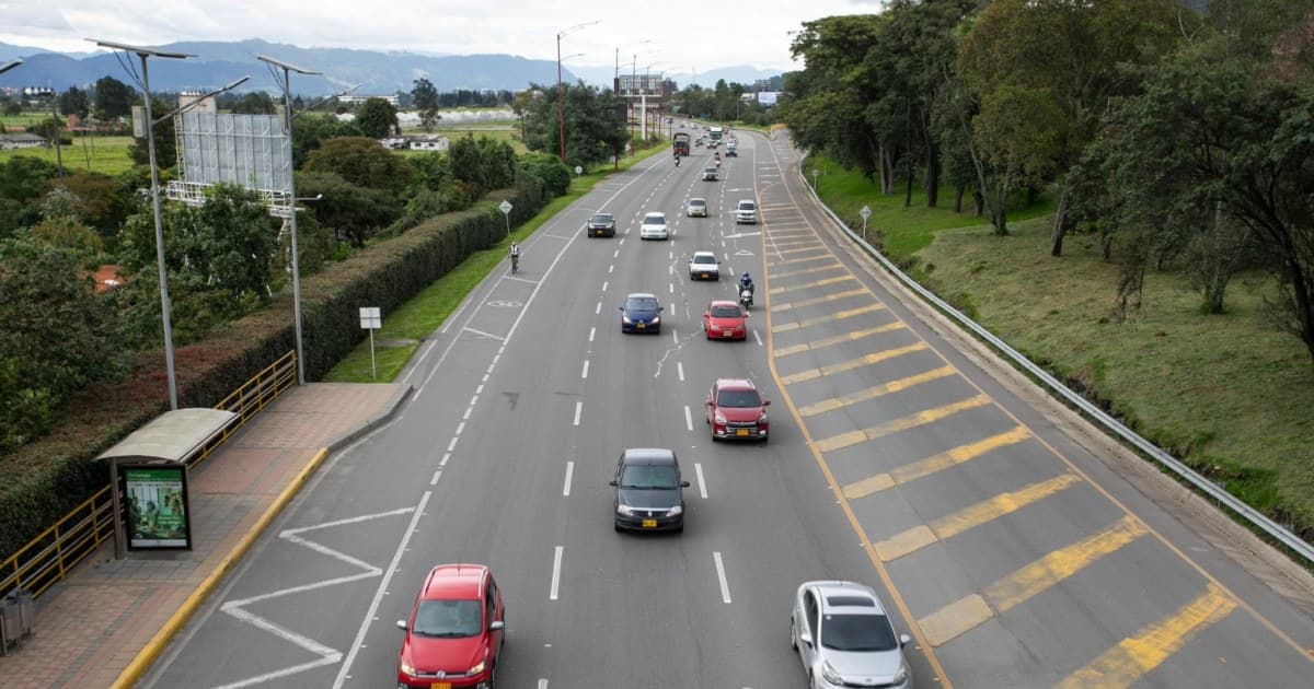 Foto de vehículos en una vía de Bogotá