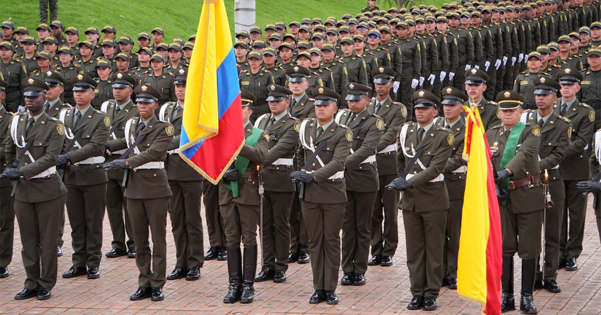 En la foto policías haciendo fila en el evento de cumpleaños