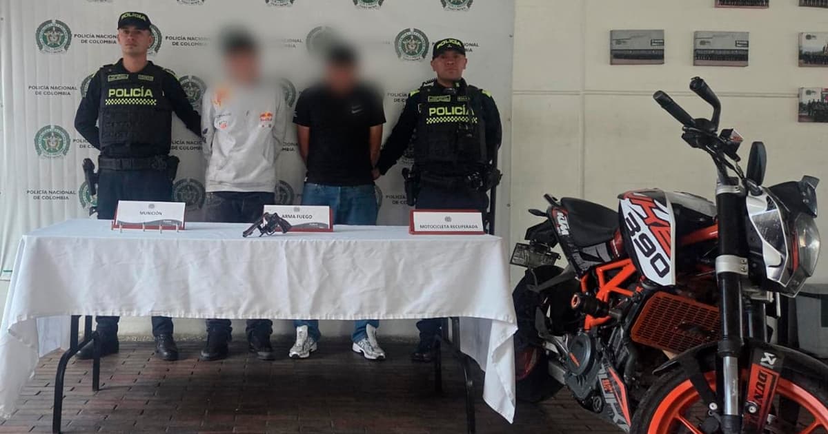 En la foto los dis capturados y dos policías en Bogotá 