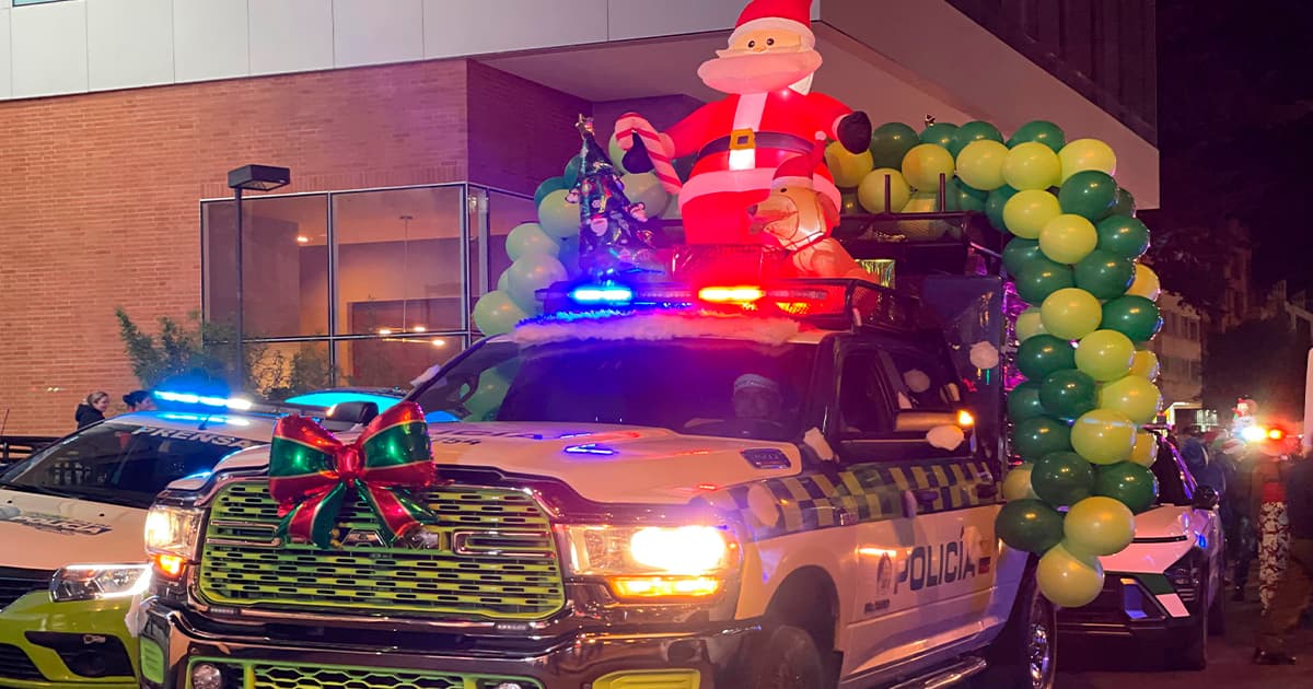 En la foto una camioneta de la Policía decorada de Navidad
