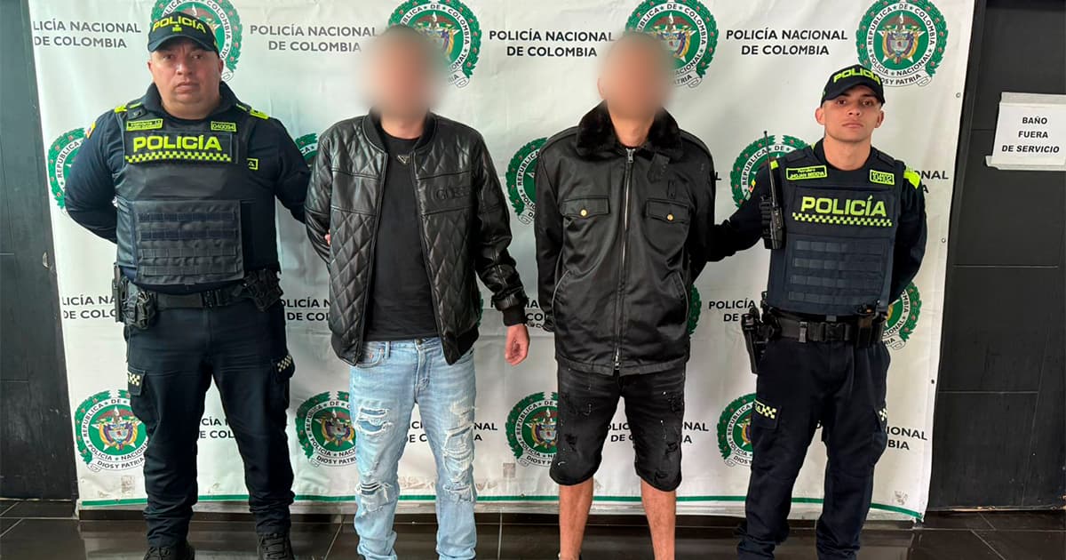 En la foto los dos recapturados junto con los dos policías en Bogotá