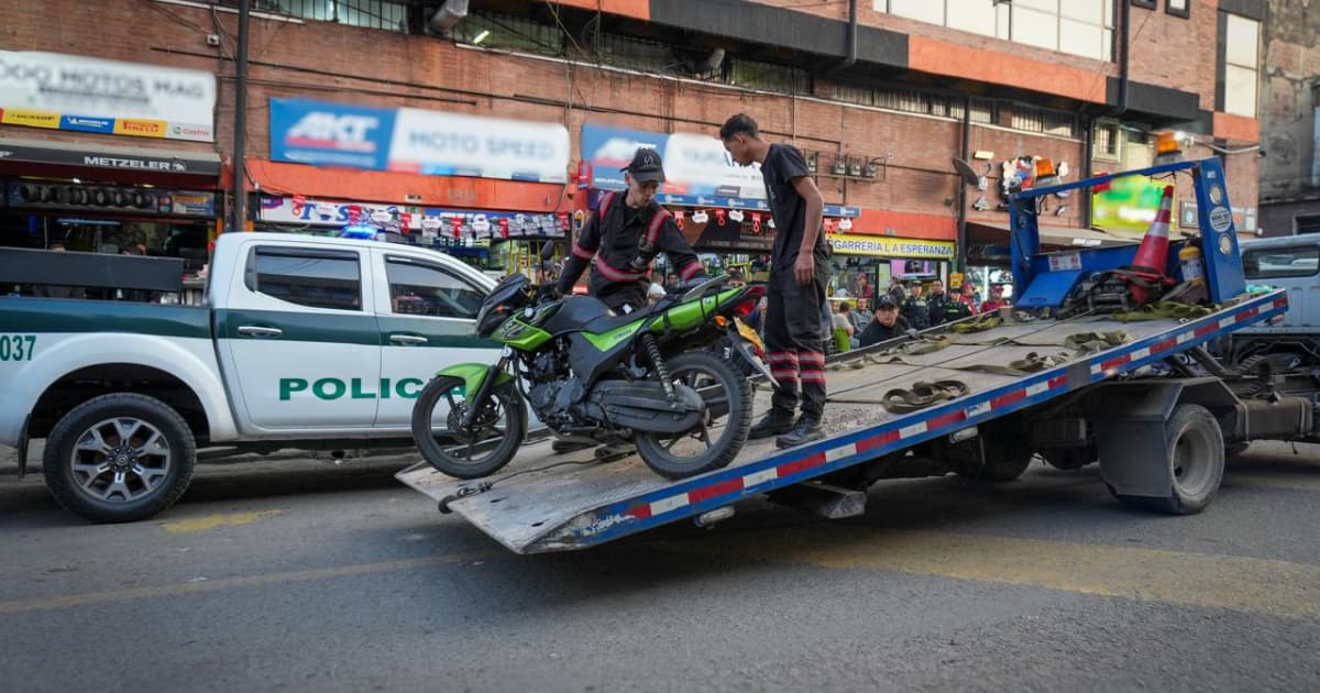 En la foto están inmovilizando una moto