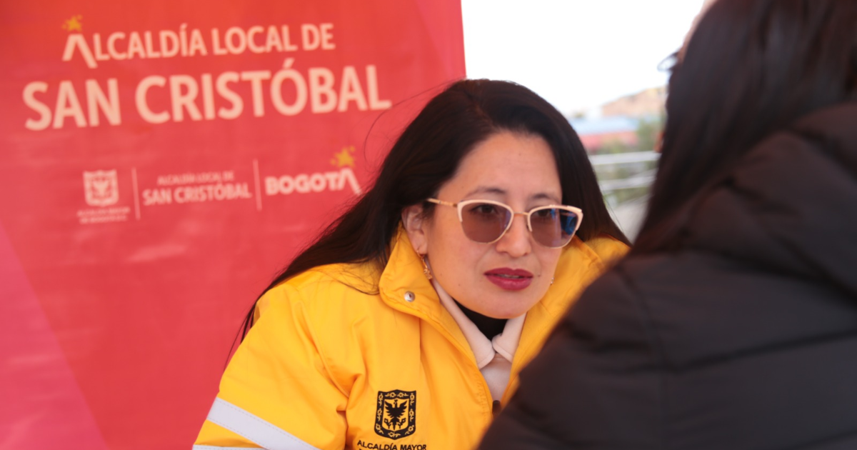 Imagen de una funcionaria atendiendo a una persona