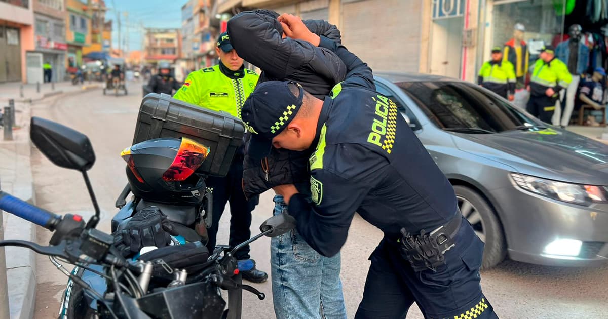 En la foto tres policías haciendo requisas a la ciudadanía 