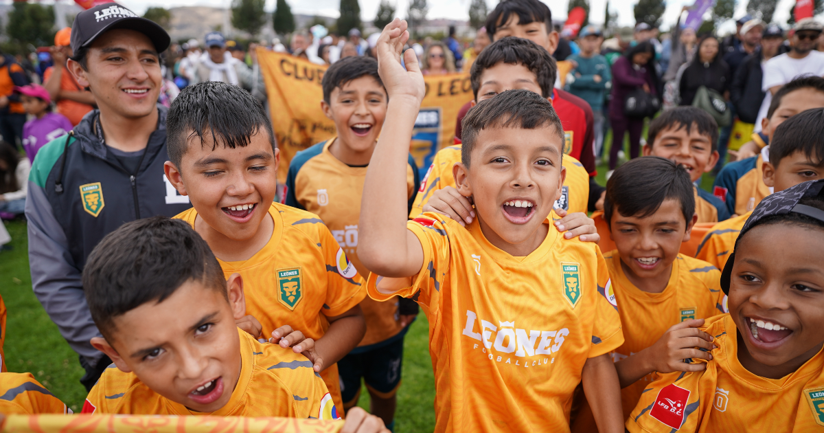 Imagen de niños futbolistas celebrando
