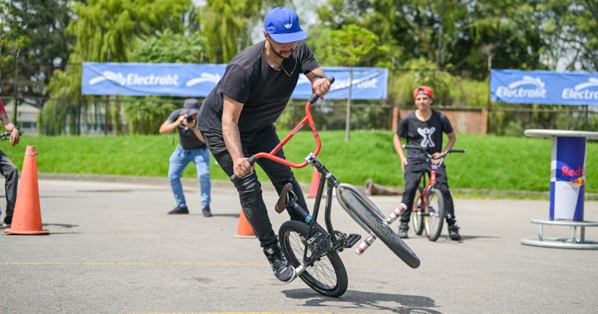 Imagen de depotista realizando trucos en su bicicleta