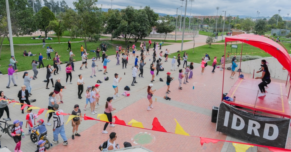 Foto que muestra personas haciendo ejercicio 