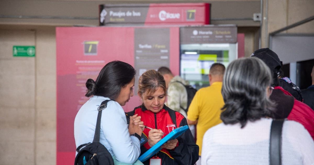 Foto de personas en un punto de personalización de la tarjeta TuLlave
