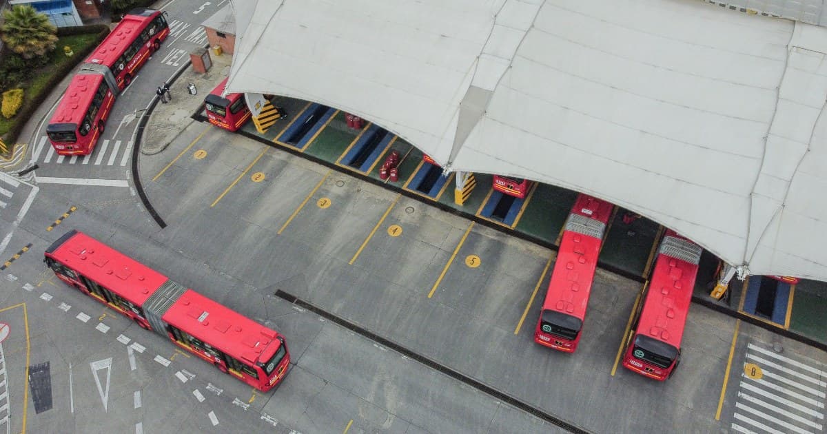 Foto de bus de TransMilenio estacionados